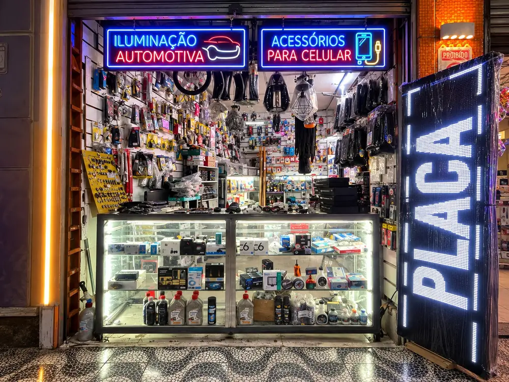 Balcão com os letreiros neon Iluminação automotiva e Acessórios para celular