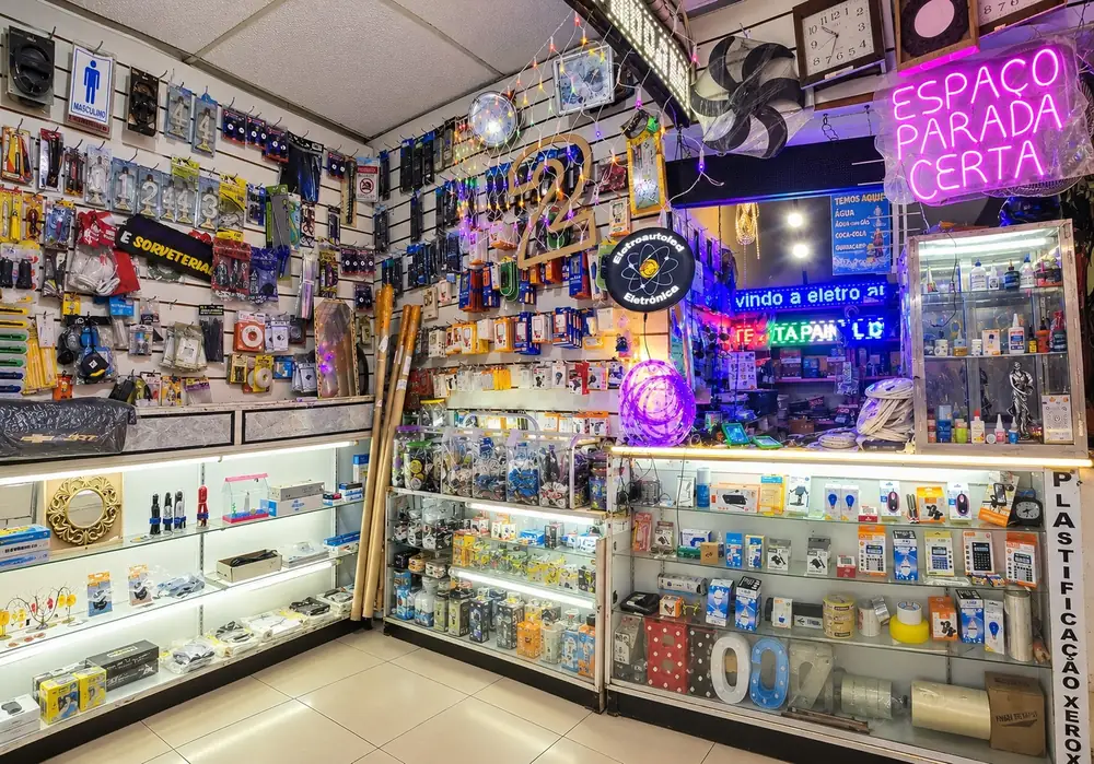 Prateleiras com produtos eletrônicos e acessórios dentro da Eletroautoled