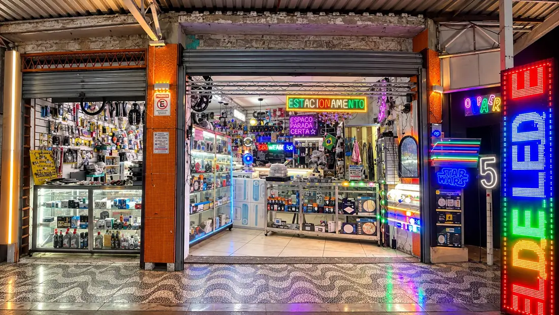 Entrada da Eletroautoled com letreiros de LED e vitrine